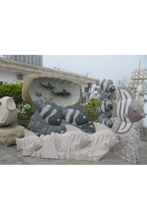 Скульптура рыб из гранита